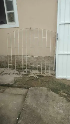 Vendo duas grades de janela uma e de banheiro outra de janela normal