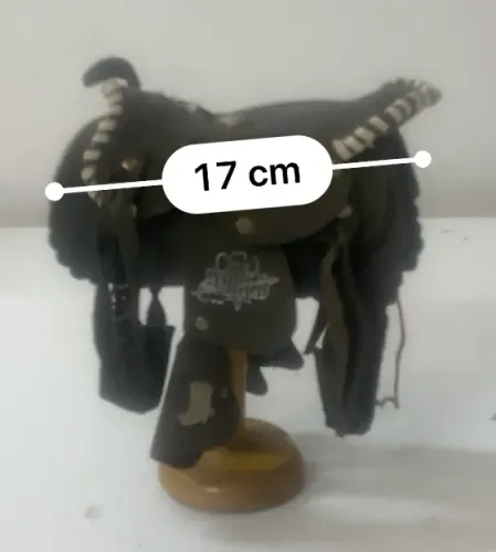 miniatura de sela preta Beto carreiro de couro, ideal para decoração