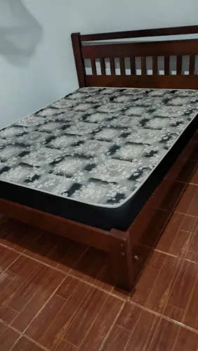 Cama de madeira e colchão