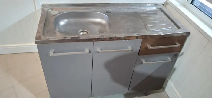 Balcão de pia de 3 portas e 1 gaveta, com tampo de inox.