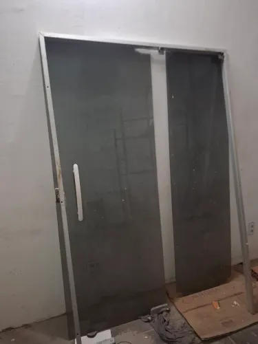 Porta e rolo e porta de vidro