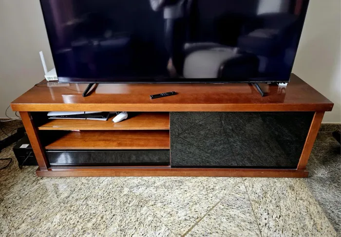 Rack de madeira maciça e vidros pretos