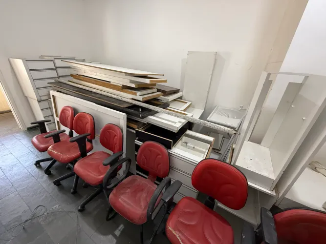 Móveis para escritório mesas com gaveteiro e espaço para torre cpu e cadeiras giratórias.