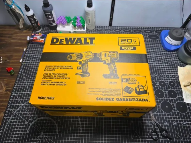 Combo dewalt parafusadeira e furadeira impacto + 2 baterias + carregador + maleta