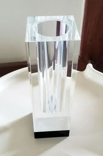 Vaso retangular em vidro translúcido