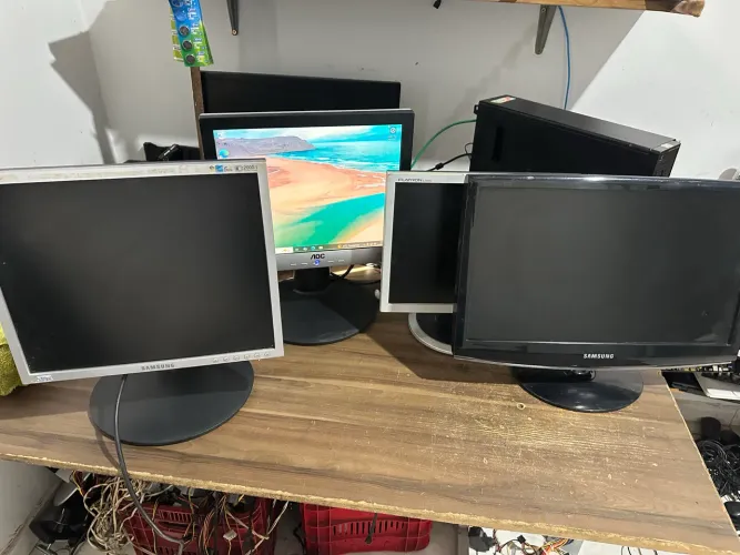 Monitor com os cabos funcionando 110,00 cada ou os 4 monitores 400,00 loja