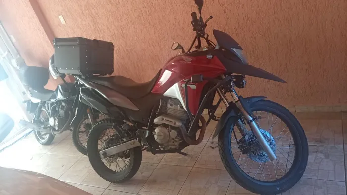 Vendo XRE 2014 mecânica ok documento ok só pegar e andar valor 15.500 venha com proposta