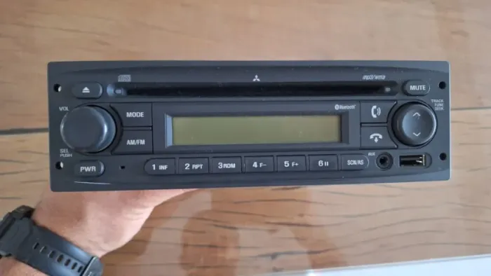 Radio Clarion Original Mitsubishi L200 Bluetooth, USB, AUX, CD