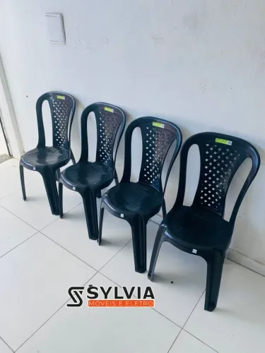 CADEIRAS DE PLÁSTICO NOVAS 