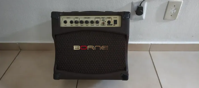 Amplificador acústico Borne, modelo Infinit CV80 da linha Infinit em couro marrom