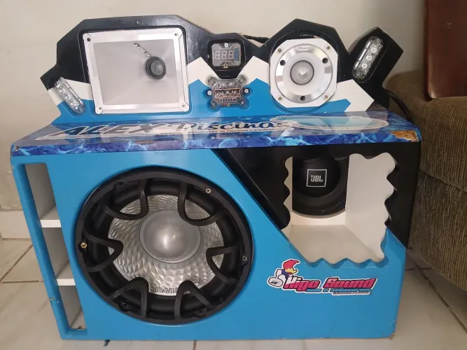 Vendo som automotivo completo tocando com qualidade