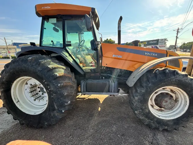 Trator Valtra BH185i 2010 Cabinado trator de lavoura