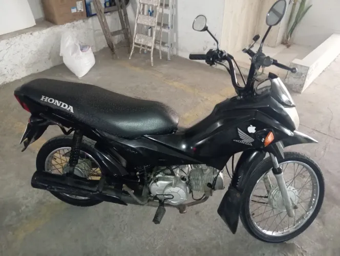 Pop preta em bom estado.