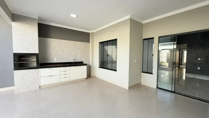 Casa à venda em Rio Verde com espaço amplo, ótima localização, 3 quartos, churrasqueira e 