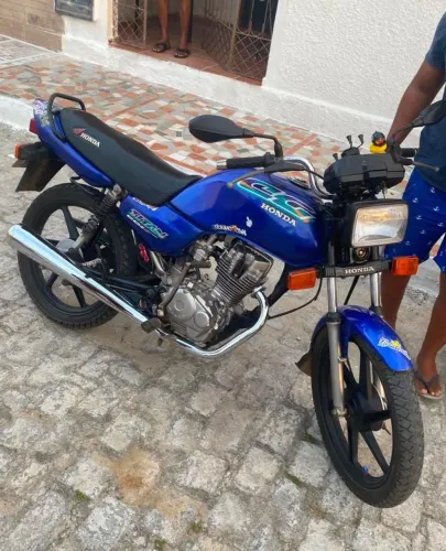Vendo moto extra no ponto de transferir sem nada pra fazer