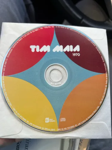 Vendo vários cds, vários artistas. Se tiver algum especifico é só chamar