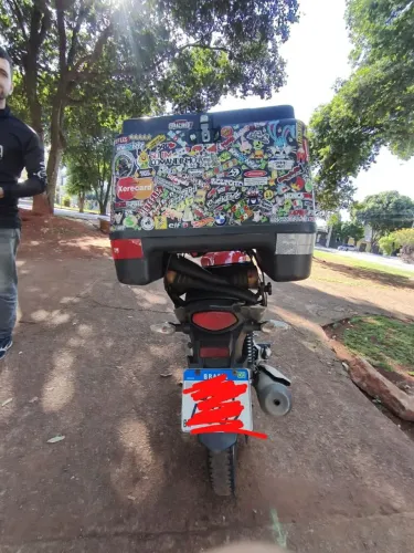 Vendo Baú de 80 litros com suporte