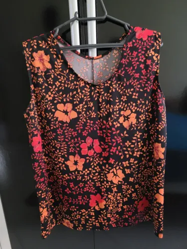 4 Blusas estampadas - Tamanho G + Bermuda G