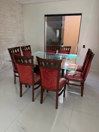 Mesa de jantar quadrada com cadeiras