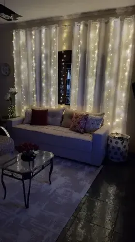 Cortina de LED 3x3m 300 LEDs USB Amarela Quente com Controle Remoto e 8 Modos de Iluminaçã