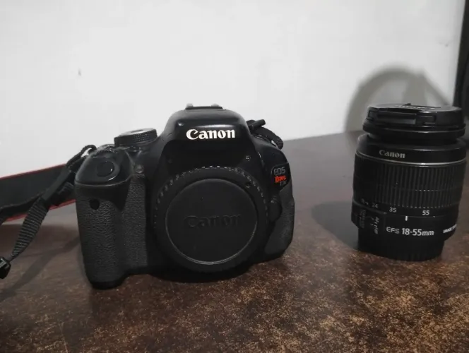 Câmera Canon EOS Rebel T3i + Lente 18-55 mm ? R$ 1.650