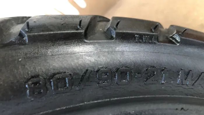 Pneu Metzeler Tourance 80/90-21  top excelente de borracha!!! 