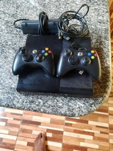 Vendo Xbox 360 desbloqueado usado semi novo