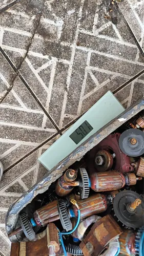 lote grande de motores elétricos desmontados