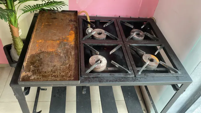 Fogão industrial 4 bocas com Chapa. 