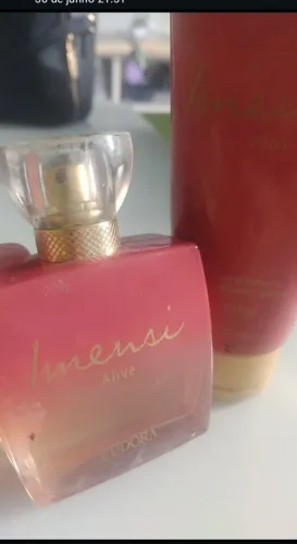 Kit perfume e loção hidratante corporal eudora le perfume q fica por onde passa por horas