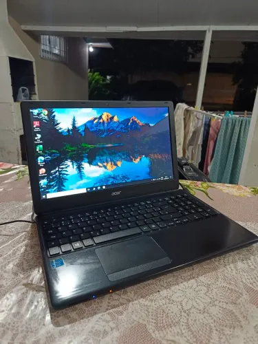 Notebook Acer com 4gb memória, tela de 15.6", teclado ok, carregador original.