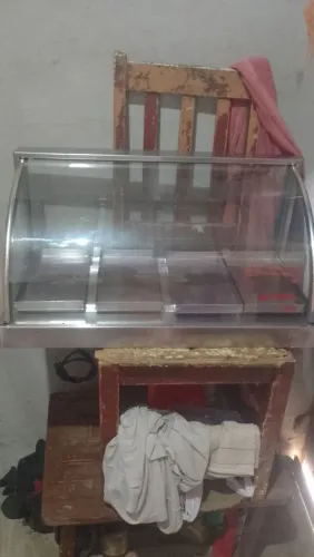 Vitrine de vidro para salgados ela não estar esquentando fora isso tudo normal