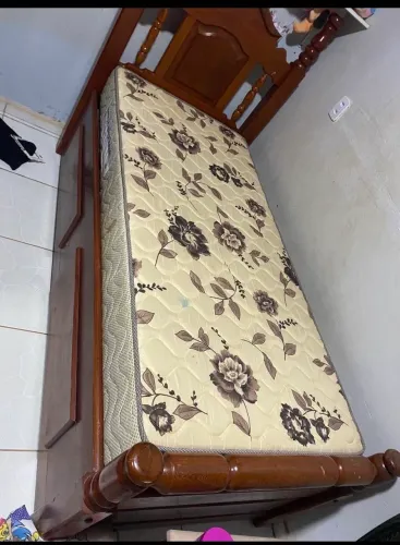 Vende-se uma cama de solteiro macacaúba