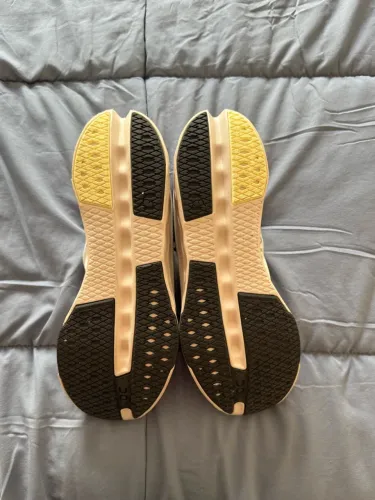 Vendo tênis  On Cloudsurfer Next branco 