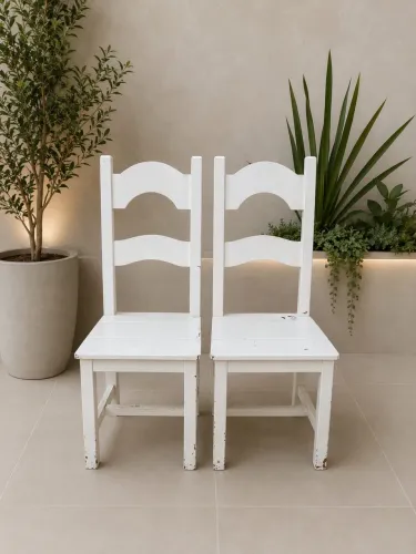 Par de cadeiras em madeira maciça, com estrutura robusta, firme e extremamente resistente.