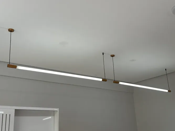Pendente tubular slim t8 com 125 cm dourado fosco