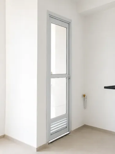 Porta de Alumínio Branca com Vidro - Nova