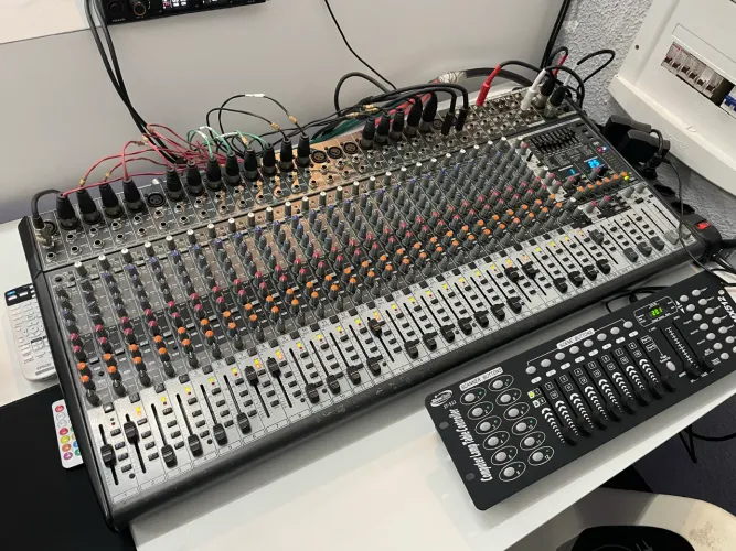 Mesa de som analógica Behringer
