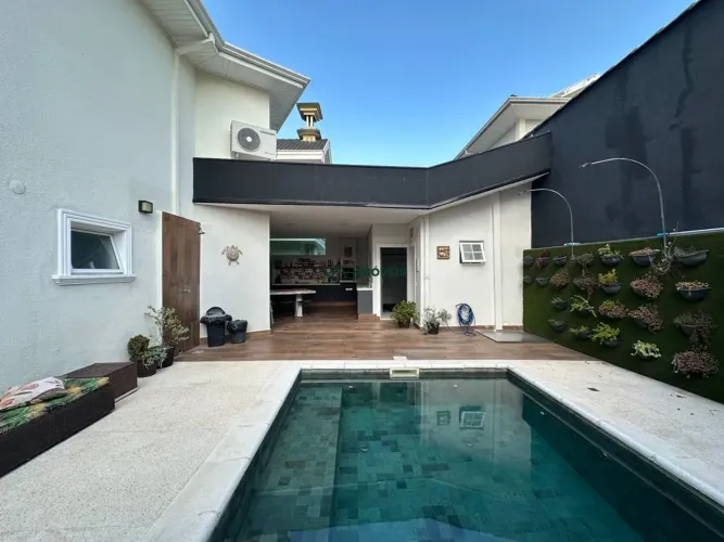 Casa Sobrado com 4 Dormitórios e Piscina no Condomínio Altos da Serra  SJC
