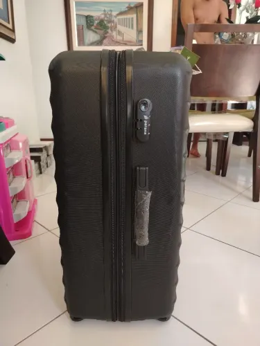 Mala de viagem grande 25 quilos, nova nova, precisei comprar só pra trazer umas coisas .