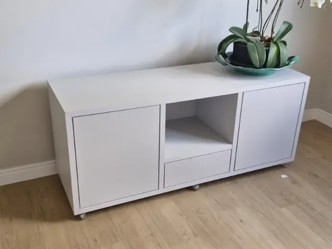 RACK PARA TV EM MDF - MENOS DE 1 ANO DE USO - SOBRE RODÍZIOS