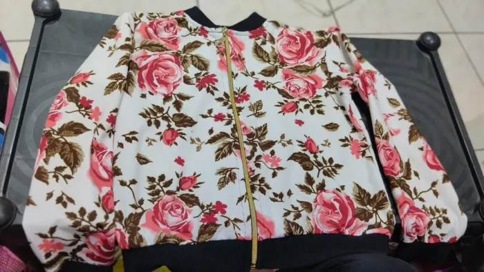 Jaqueta floral estampada tamanho 10