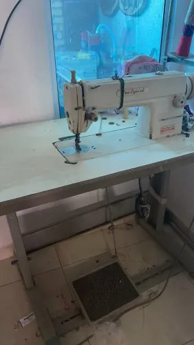 Máquina de costura reta