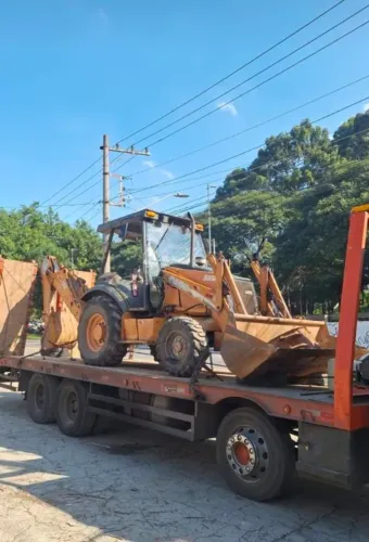 Locação de retroescavadeira e caminhão caçamba