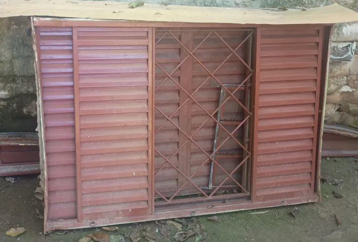 Janela de ferro com grade e vidros