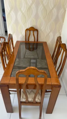 mesa de jantar em madeira maciça com 6 cadeiras e tampo de vidro