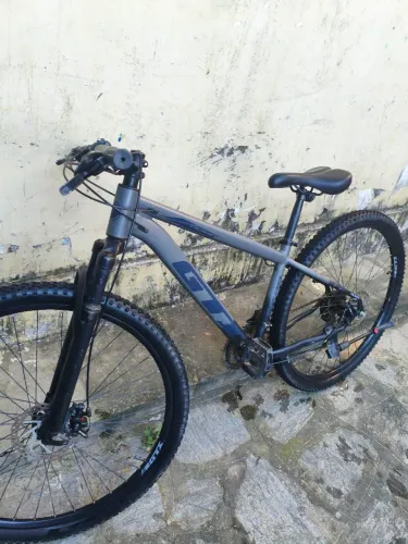 Estou vendendo uma bicicleta aro29 tudo ok só falta trocar a pastilha de trás
