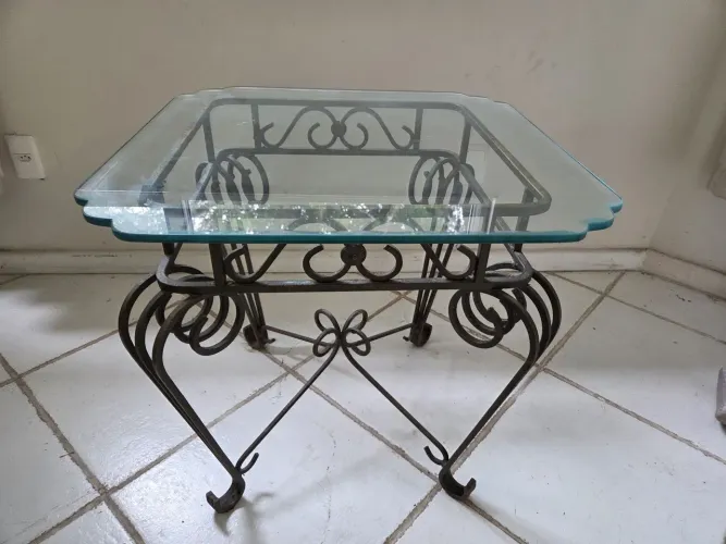 Mesa de canto de ferro e vidro bisotado