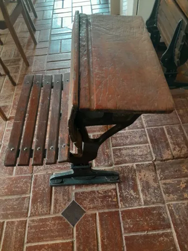 Antiga cadeira escolar ferro fundido e peroba