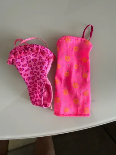 Roupinhas de Barbie originais.